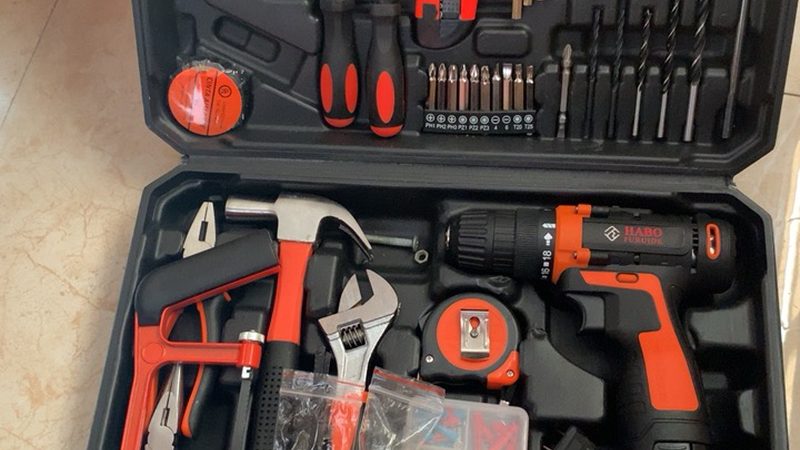 深圳模具厂如何选择合适的测量工具？**